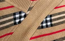 burberry格子包包怎么搭配衣服(burberry格子衬衫搭配)