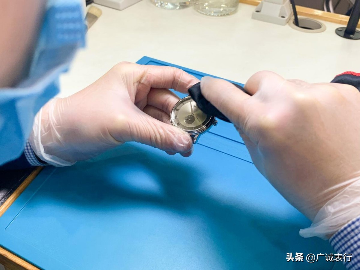 一般人我都不会告诉他,表行老师傅教你怎么做手表日常保养