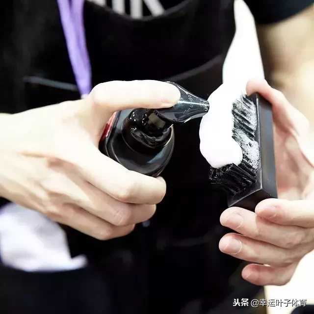 你脚上的麂皮球鞋怎么清理比较好？