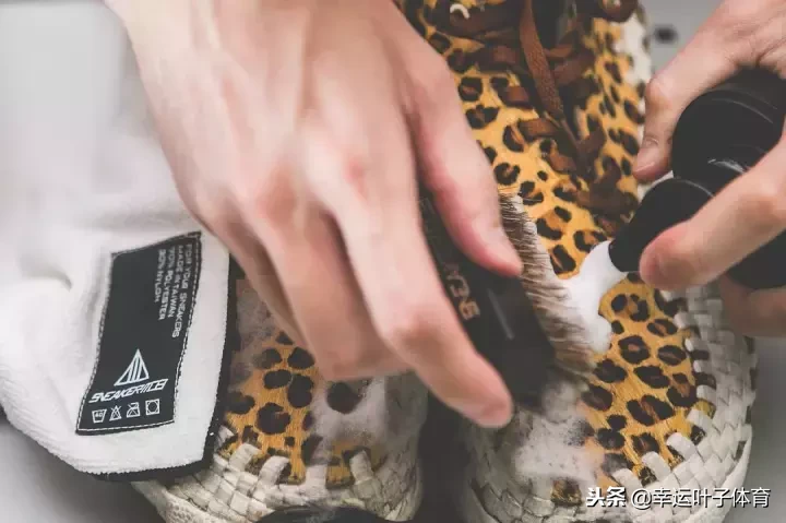 你脚上的麂皮球鞋怎么清理比较好？