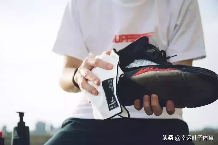 你脚上的麂皮球鞋怎么清理比较好？