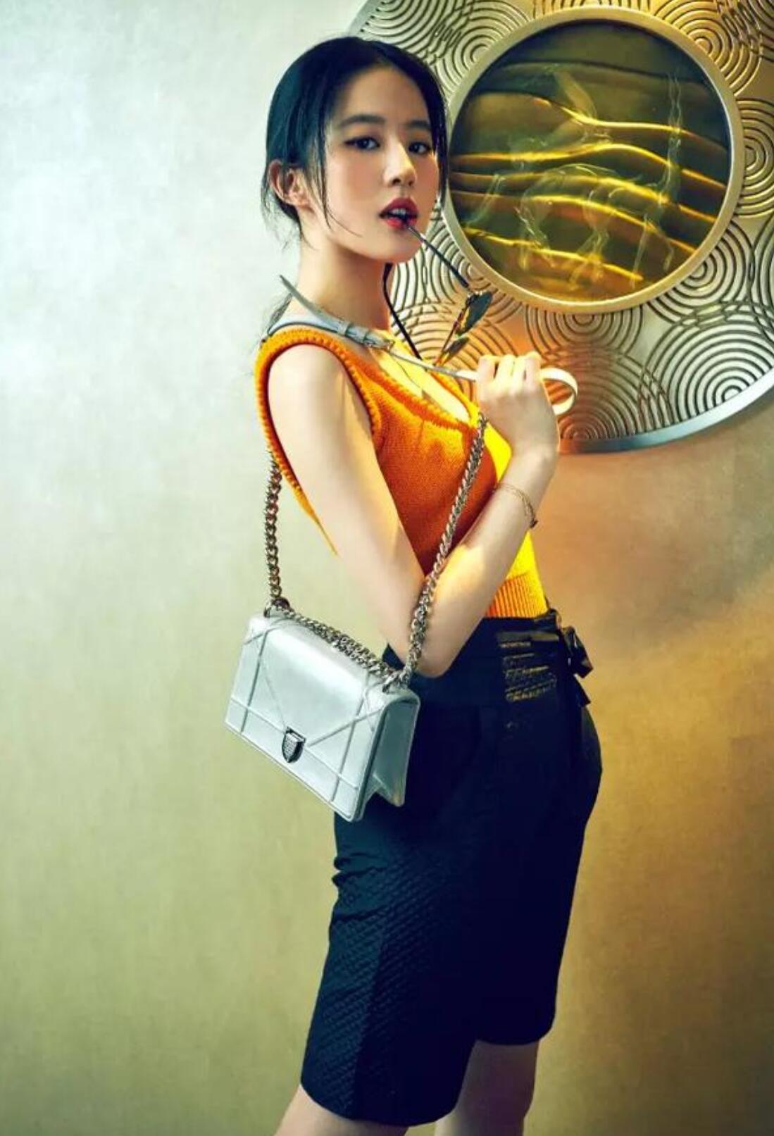 挎白色包包的女性，搭配这几种衣服，优雅和气质全部都有了