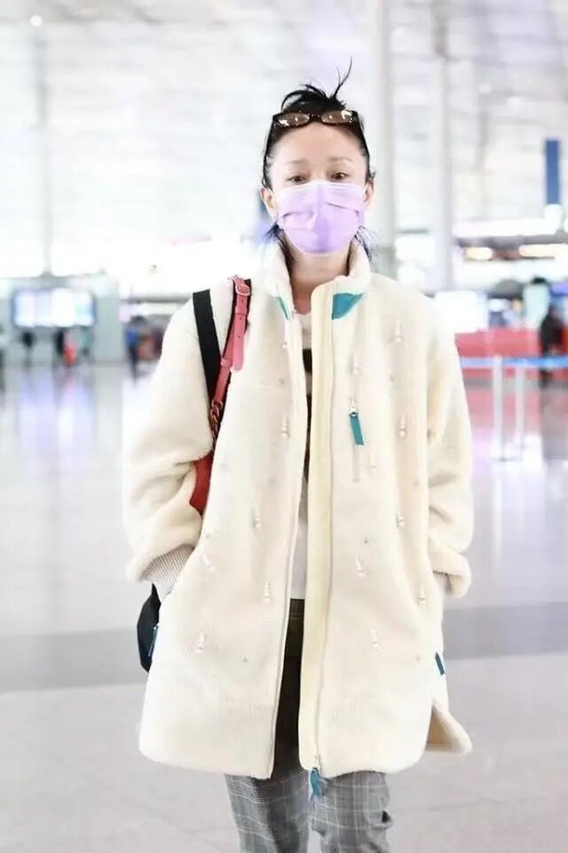 周迅羊羔毛外套，小西裤配白色运动鞋，青春靓丽